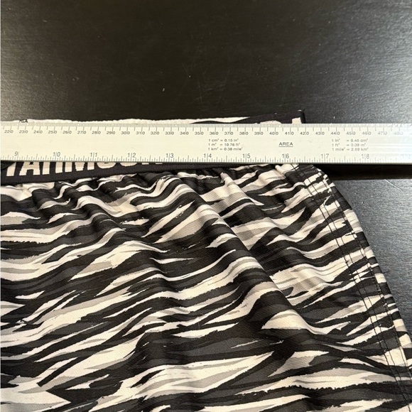 🍀2/$22 Under Armour Heatgear Perfect Pace Black White Running Short Womens Large - Picture 10 of 11